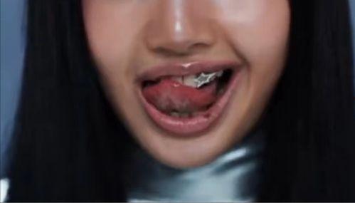 美女舌舔视频,美女舌舔镜头下的诱惑瞬间