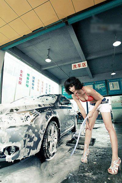 洗车美女穿丝袜视频,性感与专业并存